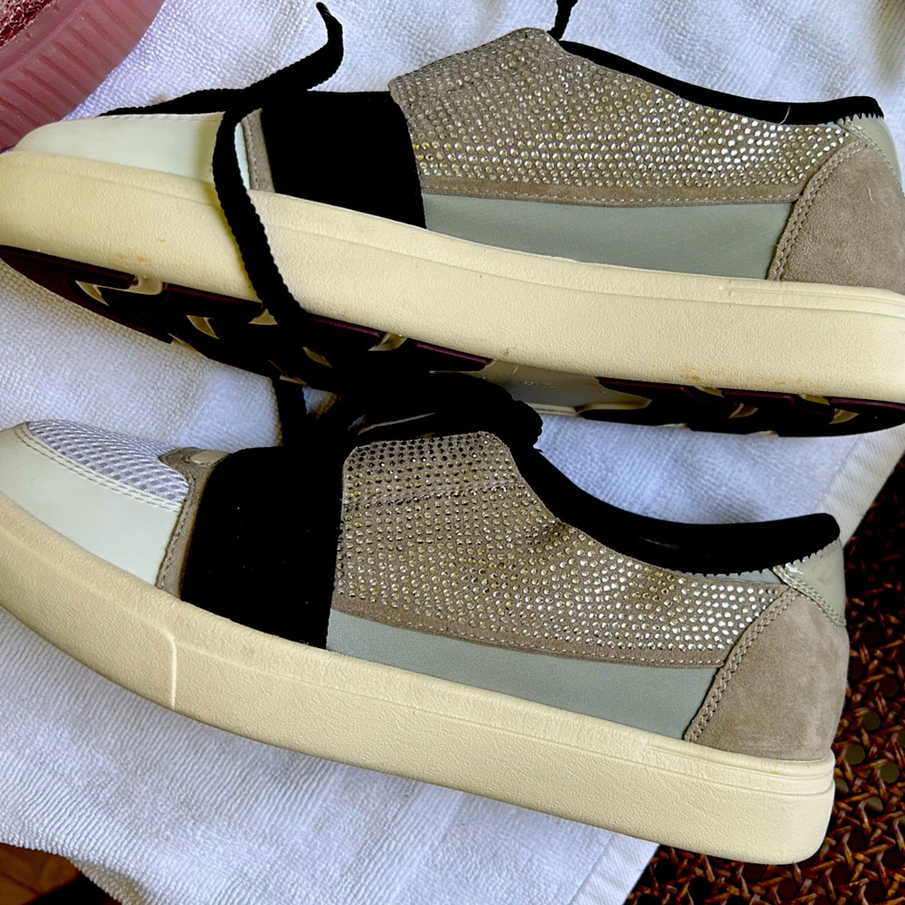 Vaneli Sport with a little shimmer. Size 8N